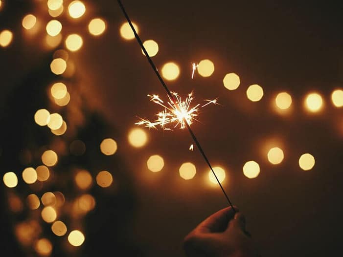 Das 13 Wünsche Ritual und die Energie von Yule Wunderkerze und Lichtfunken - als Symbol für das 13 Wünsche Ritual in Verbindung mit der Yule Energie