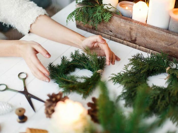 Ein Yule-Kranz aus Tannenzweigen ände binden einen Yule-Kranz aus Tannenzweigen - achtsames Ritual zur Wintersonnenwende