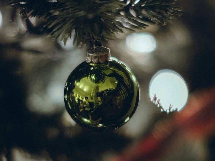 Yule-Symbolik im heutigen Weihnachtsfest Grüne Glaskugel am Tannenbaum - ein Symbol, das vom Yule-Fest ins Weihnachtsbrauchtum wanderte