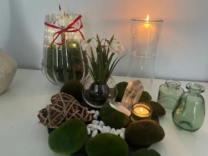 Mein persönlicher Brigid-Altar zu Imbolc Brigid-Altar zu Imbolc mit Kerze, Schneeglöckchen, Wasser und Kristallen