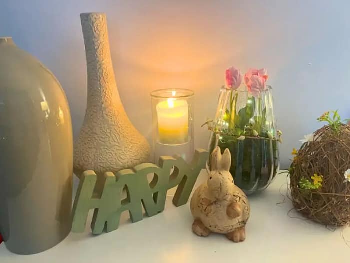 Persönlicher Ostara-Altar Persönlicher Ostara-Altar mit Kerzenlicht, Tulpen, Hasen und Porzellanei
