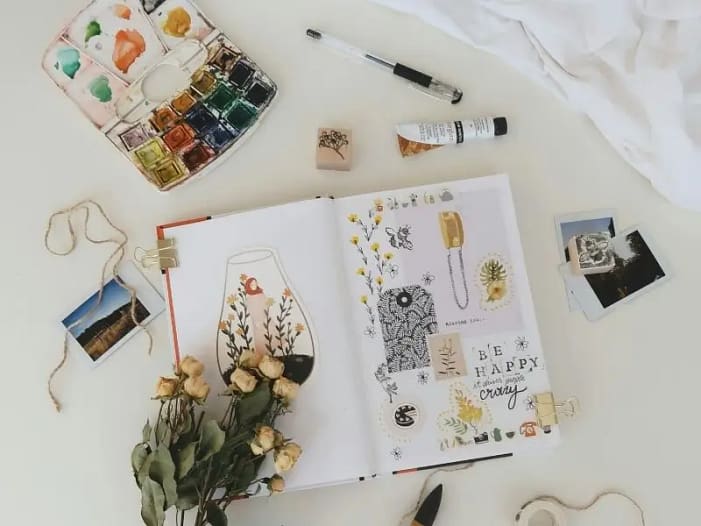 Offenes Journal mit Aquarellfarben und Blumen - kreatives Erkunden der eigenen Lebensaufgabe Offenes Journal mit bunter Collage, Aquarellfarben und getrockneten Blumen - Einladung zum kreativen und freien Erkunden der eigenen Lebensaufgabe jenseits von Plänen