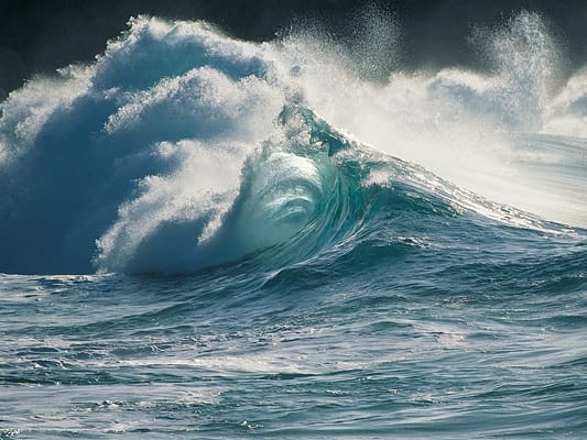 Aufgewühlte Meereswelle – Symbol für emotionale Wellen und innere Höhen & Tiefen