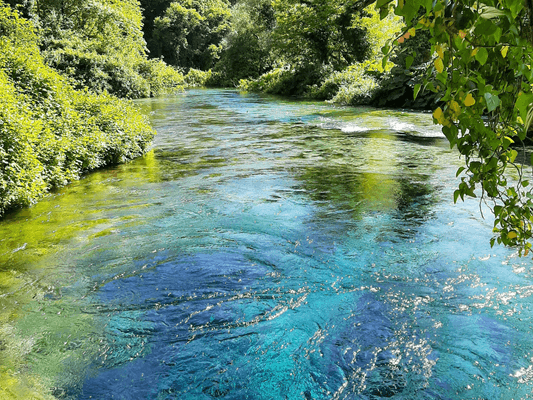 Kristallklarer Fluss in Blaugrün - Sinnbild für Klarheit durch Seelenführung