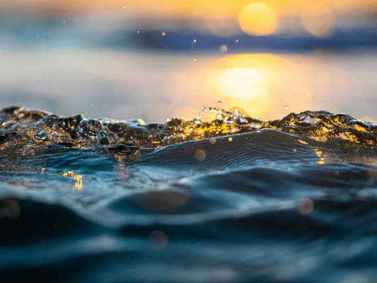 Sonnenlicht auf bewegtem Wasser - Symbol für das Zusammenspiel von Ego und Seele