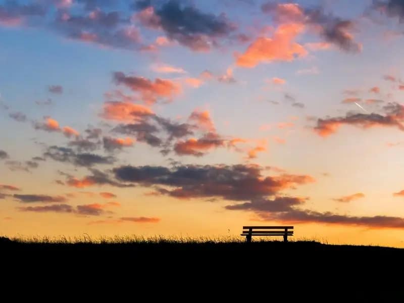 Eine leere Bank im Sonnenuntergang - Raum zum Innehalten, wenn ich nicht weiß, was ich will