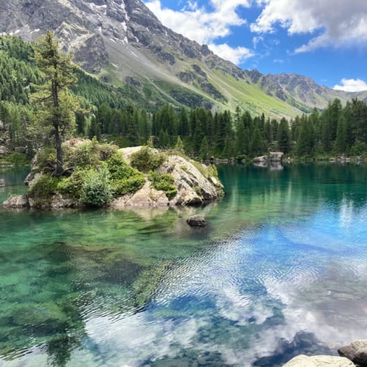 raum-fuer-dich-ruhe-atmen-ankommen-sein-selbstfindung-verbindung-bestandsaufnahme-reflektion-resonanz-energie-wunderbares-entsteht-klarheit-bergsee-jana-engel Klarer See vor Bergen