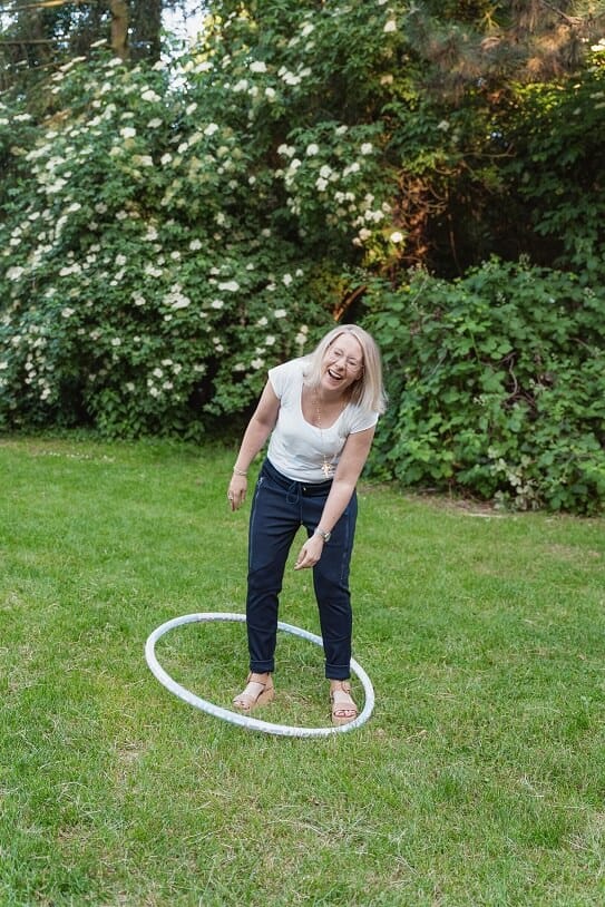 als-fuehrungskraft-nahbar-und-verbunden-sein-fuehrung-mit-empathie Bild von Jana Engel mit Hoola Hoop Reifen